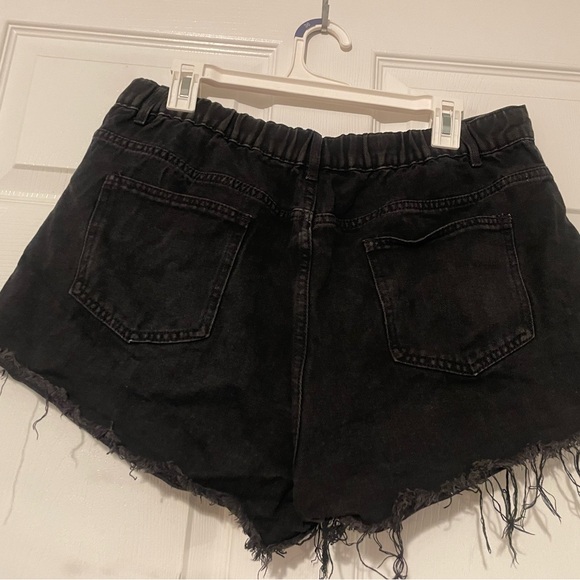 High-Waisted Distressed Jean Shorts with Fray & Elastic Waist - Picture 4 of 6